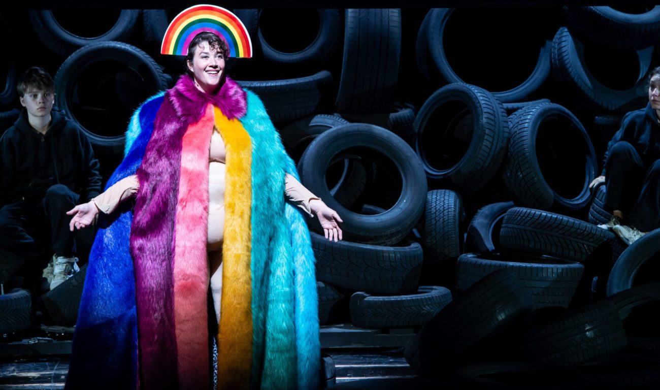 "Volksfeind for Future" von Völker Lösch am Düsseldorfer Schauspielhaus nimmt sich das Greenwashing der Autoindustrie in puncto "E-Mobilität" vor. (Foto: Sandra Then)