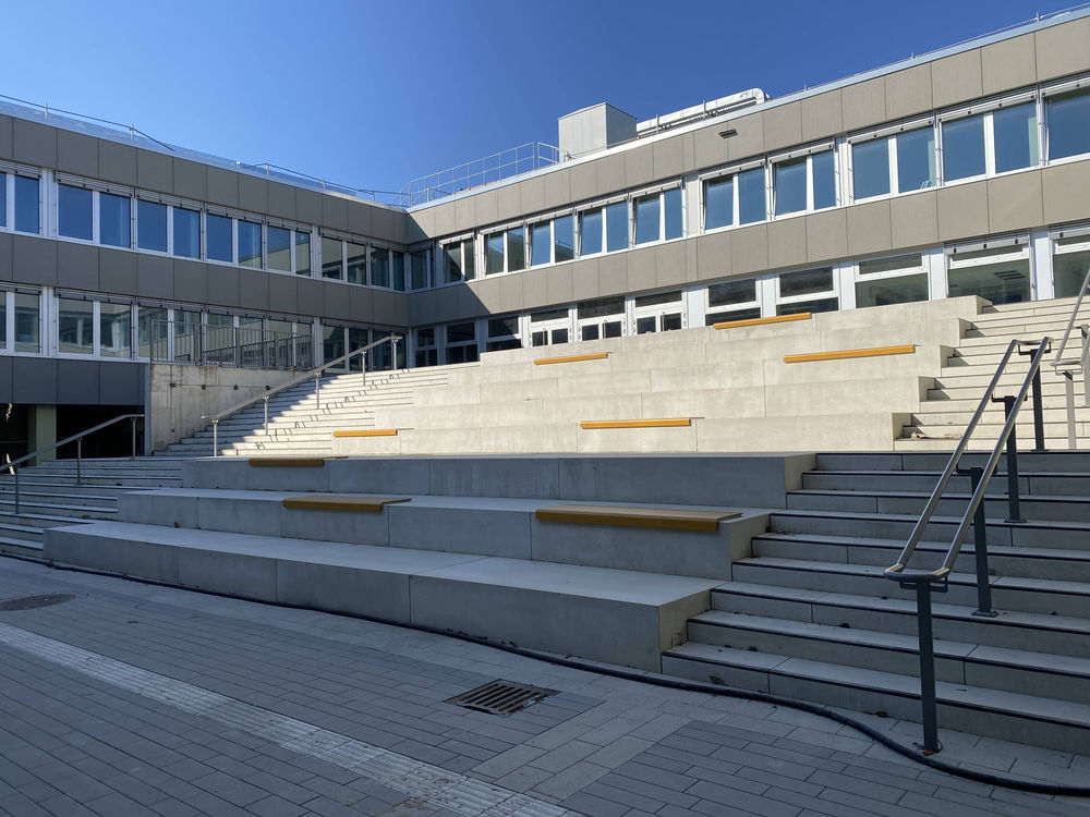 Endspurt bei den Bauarbeiten am Friedrich-Rückert-Gymnasium: Das sanierte Bestandgebäude und der Erweiterungsbau können pünktlich zum neuen Schuljahr 2022/2023 voll in Betrieb genommen werden. (Foto: Landeshauptstadt Düsseldorf/Robin Manglitz)