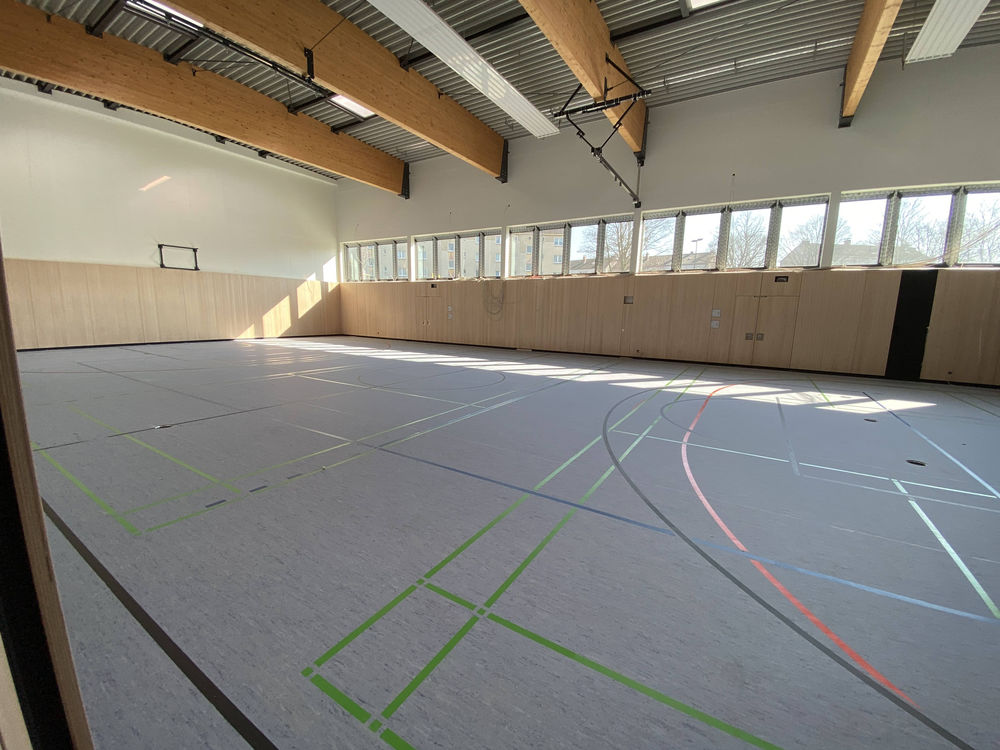 Am Schulstandort Rückertstraße wurde unter anderem ein Erweiterungsanbau für die Naturwissenschaften sowie eine Einfeld-Sporthalle errichtet (Foto: Landeshauptstadt Düsseldorf/Robin Manglitz)