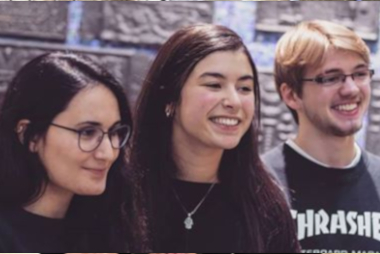 Jugendrat fragt Verwaltung nach WLAN, LED und Umweltspuren Jugendrats-Sprecherin und youpod-Autorin Nada Haddou-Temsamani (Mitte) mit ihrem Team Niklas Kroh (1. stellv. Sprecher) und Ciwana Celebi (2. stellv. Sprecherin). (Foto: Jugendrat)