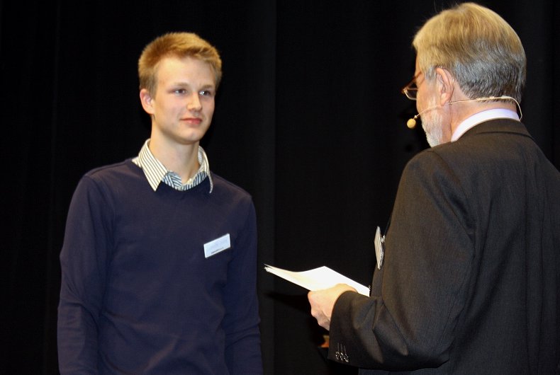Lore-Lorentz-Schüler gewinnt bei Jugend forscht Hier nimmt Benedikt Gröver gerade den ersten Preis in der Kategorie Geo- und Raumwissenschaften im Regionalwettbewerb in Düsseldorf entgegen. Im Bundeswettbewerb in Kiel gewann er ebenfalls in diesem Fachgebiet. youpod, Archiv