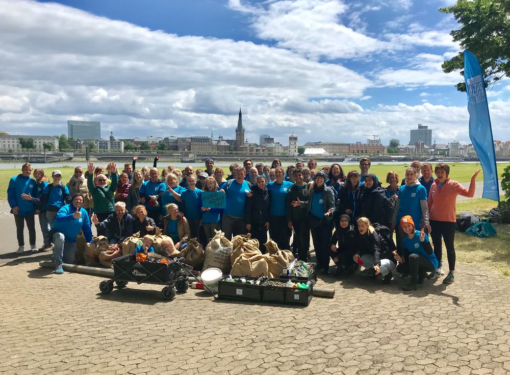 Es waren ca. 55-60 Helfer dabei. (c) Blockblocks Rhein Clean-up Es waren ca. 55-60 Helfer dabei. (c) Blockblocks Rhein Clean-up
