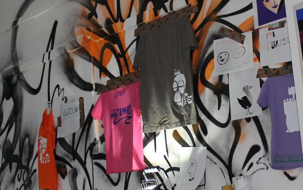 #LEGLOS: Jugendliche designen ihre eigenen Shirts In der #LEGLOS-Werkstatt haben Jugendliche bei dem Siebdruck-Workshop Shirts designt. Einige Schablonen und Shirts hängen schon an der Wand. (Foto: Jonathan)