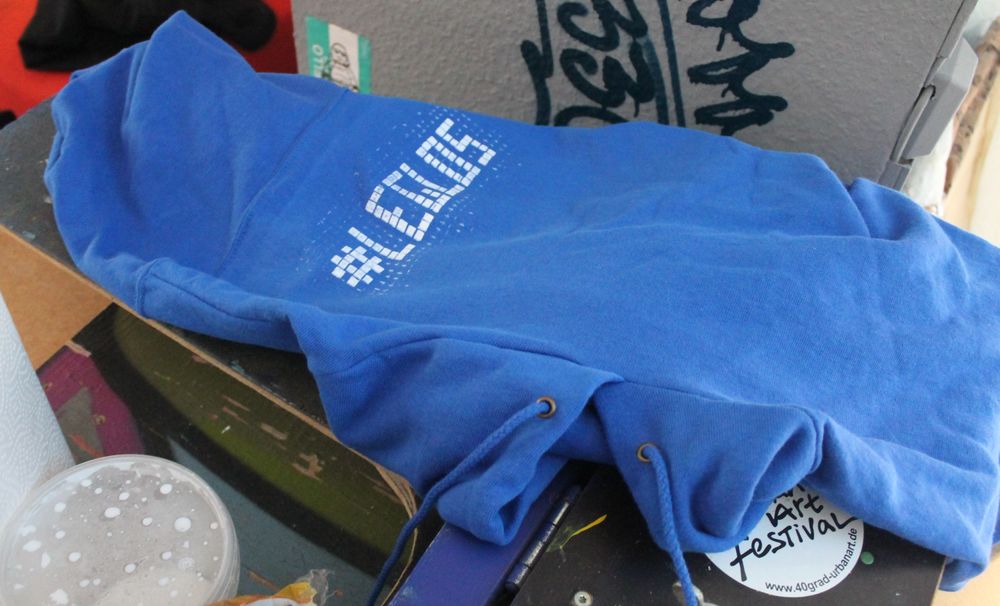 Auch ein #LEGLOS-Pullover lag auf dem Druckgerät. (Foto: Jonathan) Auch ein #LEGLOS-Pullover lag auf dem Druckgerät. (Foto: Jonathan)