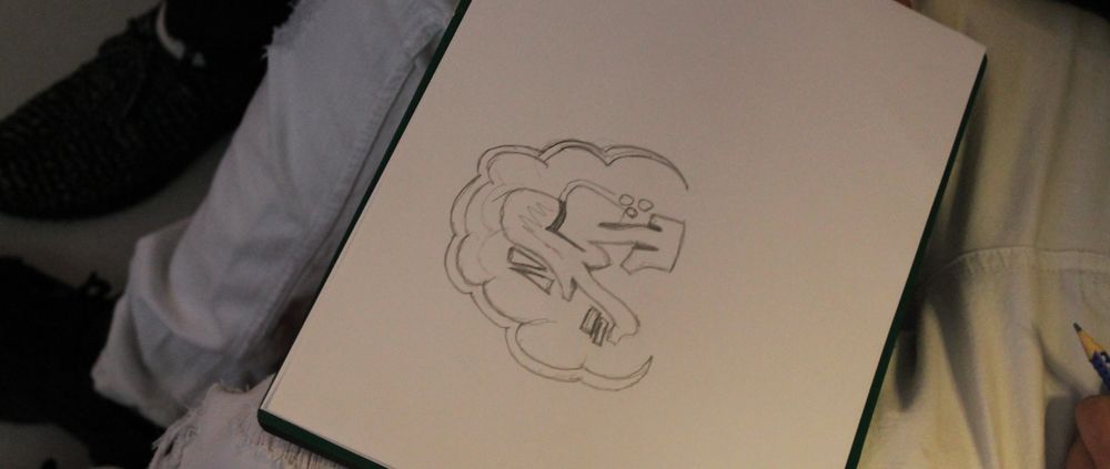 Zeichnungen sind aber nicht nur an den Wänden, für den Siebdruck zeichnen die Jugendlichen Skizzen. (Foto: Jonathan) Zeichnungen sind aber nicht nur an den Wänden, für den Siebdruck zeichnen die Jugendlichen Skizzen. (Foto: Jonathan)