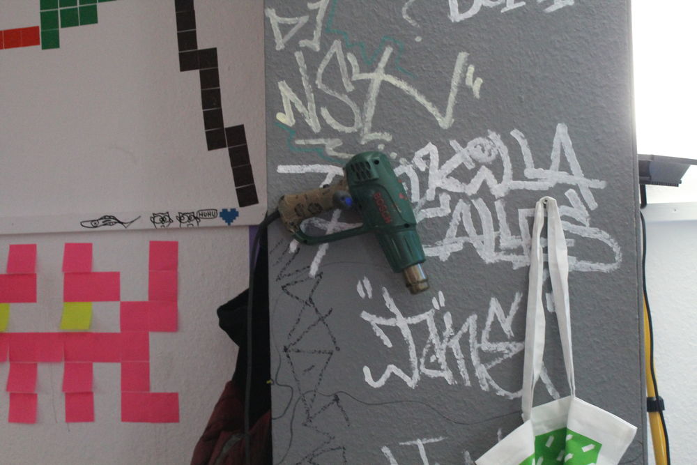 Der Heißluft-Fön hängt über dem Sieb. (Foto: Jonathan) Der Heißluft-Fön hängt über dem Sieb. (Foto: Jonathan)