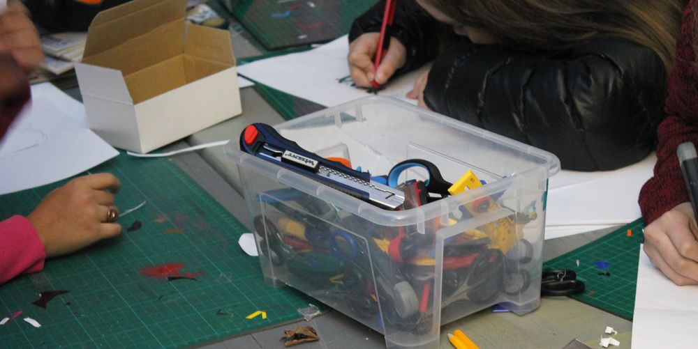 Mit Messern schneiden sie die Skizzen aus, um sie als Schablone weiter zu verwenden. (Foto: Jonathan) Mit Messern schneiden sie die Skizzen aus, um sie als Schablone weiter zu verwenden. (Foto: Jonathan)