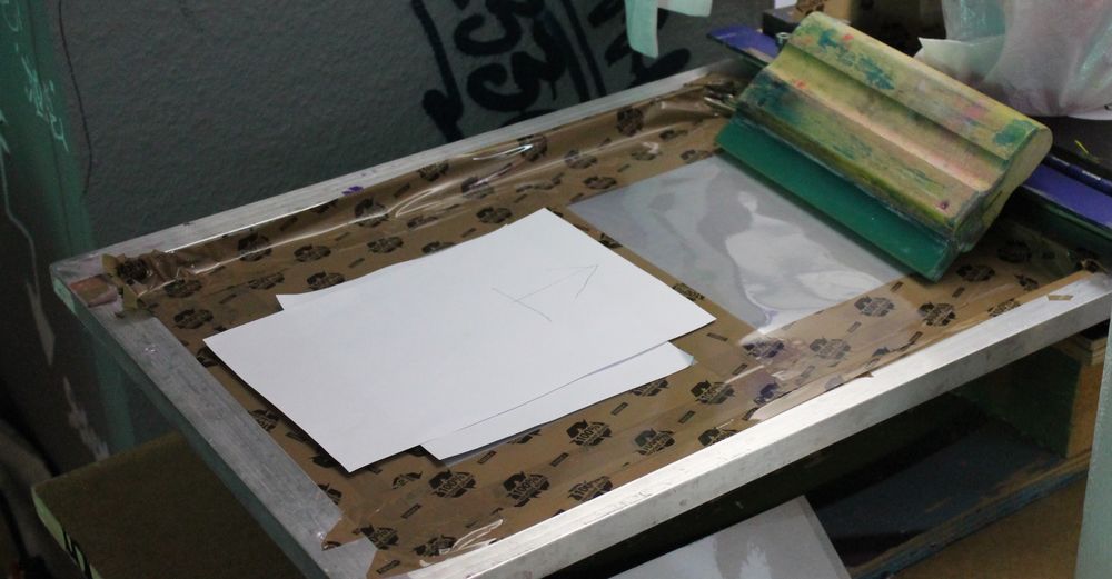 Bevor es ans Bedrucken der Shirts gehen kann, muss das Sieb vorbereitet werden. (Foto: Jonathan) Bevor es ans Bedrucken der Shirts gehen kann, muss das Sieb vorbereitet werden. (Foto: Jonathan)