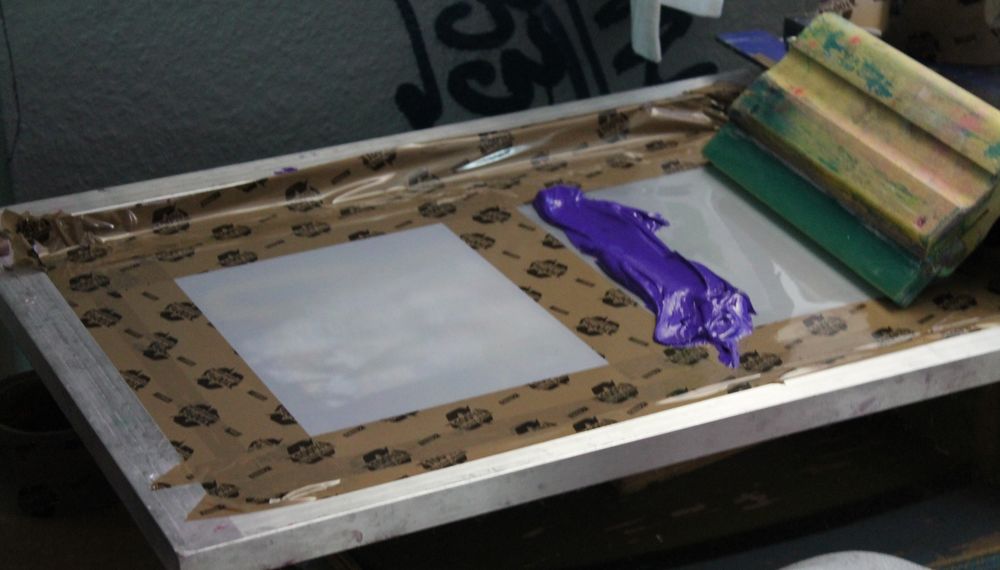 MaJo-Marc verteilt die Plastisolfarbe auf dem Sieb. (Foto: Jonathan) MaJo-Marc verteilt die Plastisolfarbe auf dem Sieb. (Foto: Jonathan)