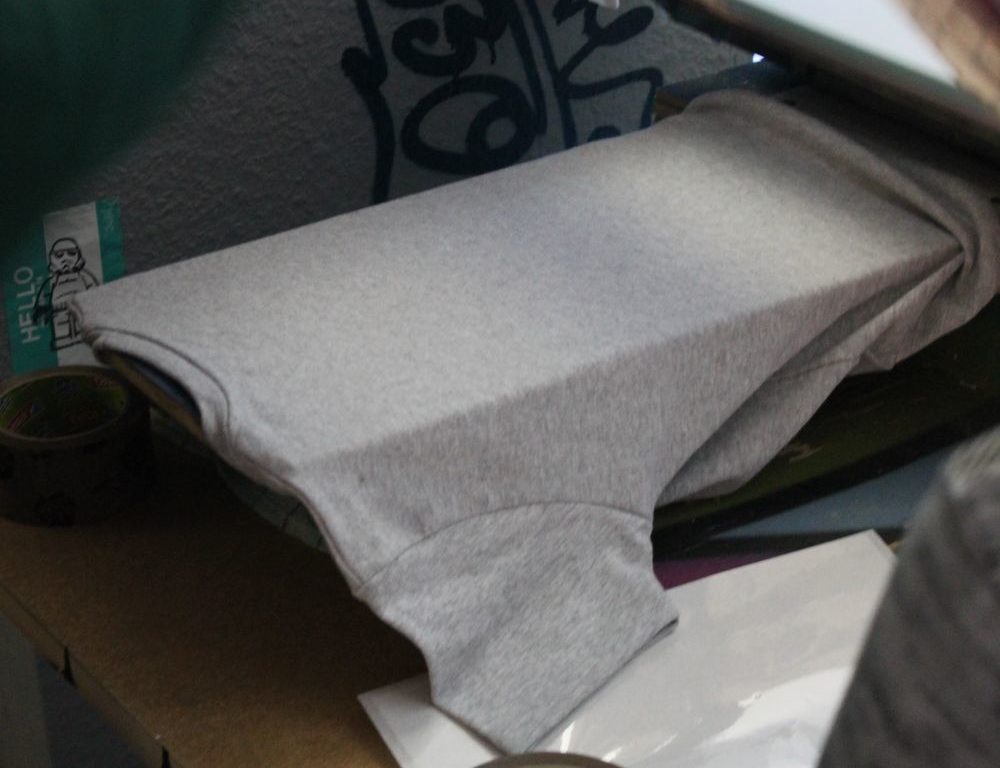 Das Shirt kommt unter das Sieb. (Foto: Jonathan) Das Shirt kommt unter das Sieb. (Foto: Jonathan)