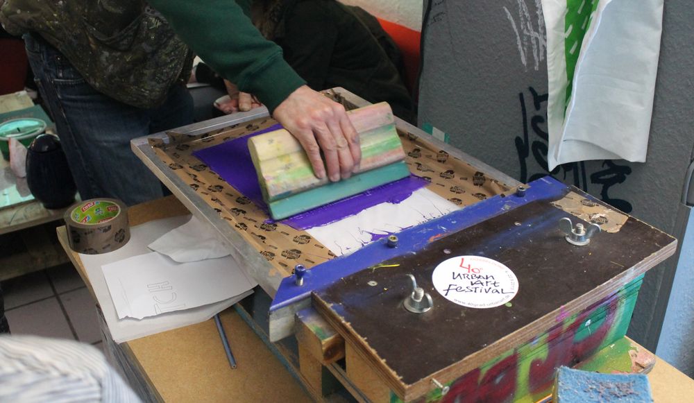 Die Plastisolfarbe drückt MaJo-Marc durch das Sieb. (Foto: Jonathan) Die Plastisolfarbe drückt MaJo-Marc durch das Sieb. (Foto: Jonathan)