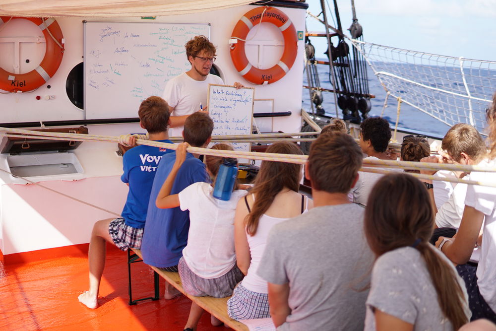 Kai Regener während des Deutschunterrichts an Deck. Foto: KUS Kai Regener während des Deutschunterrichts an Deck. Foto: KUS