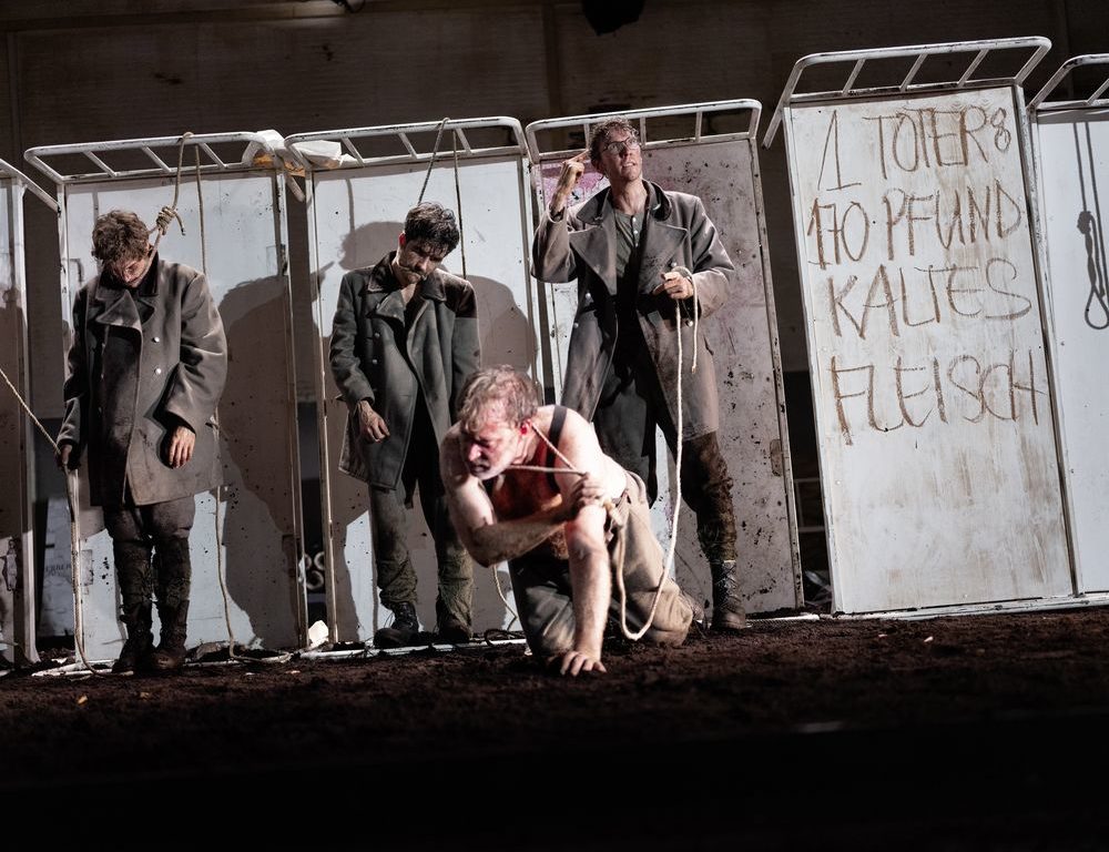 Der Untergang des Egoisten Johann Fatzer – Auf dem Bild: Elias Reichert, Séan McDonagh, Benjamin Höppner, Yuri Englert – Foto: JU