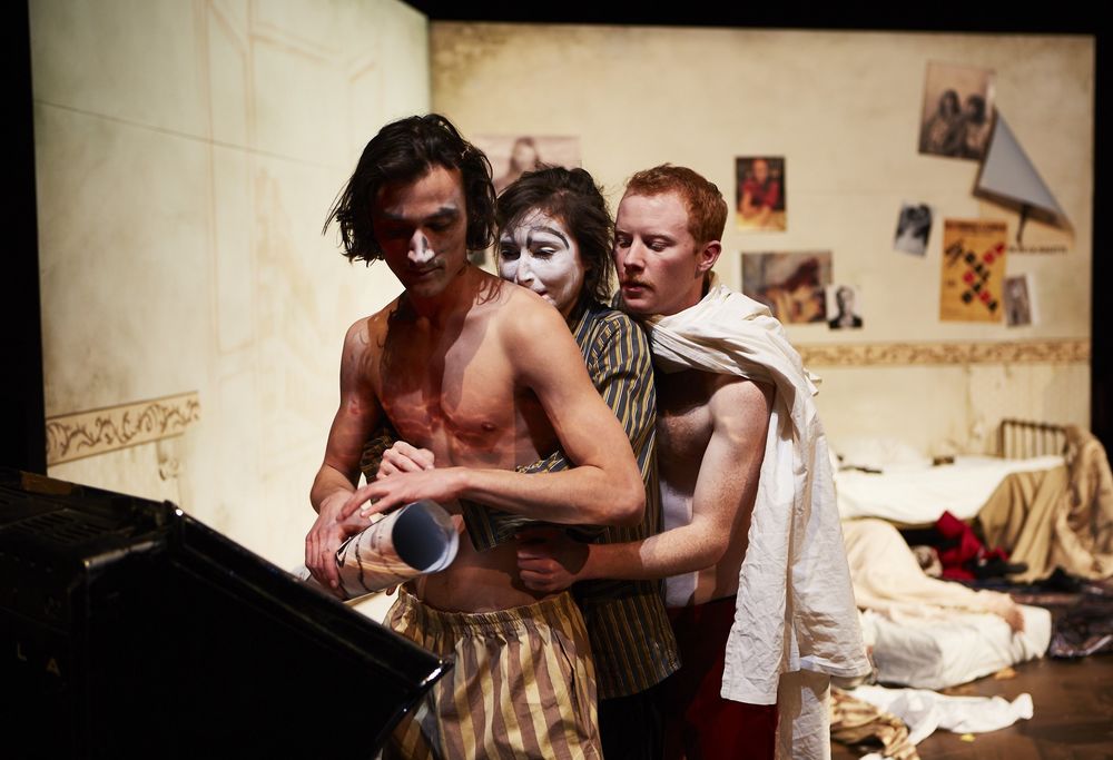 Kinder der Nacht – Auf dem Bild: Jakob D'Aprile, Lou Zöllkau, Loris Kubeng – Foto: Tommy Hetzel