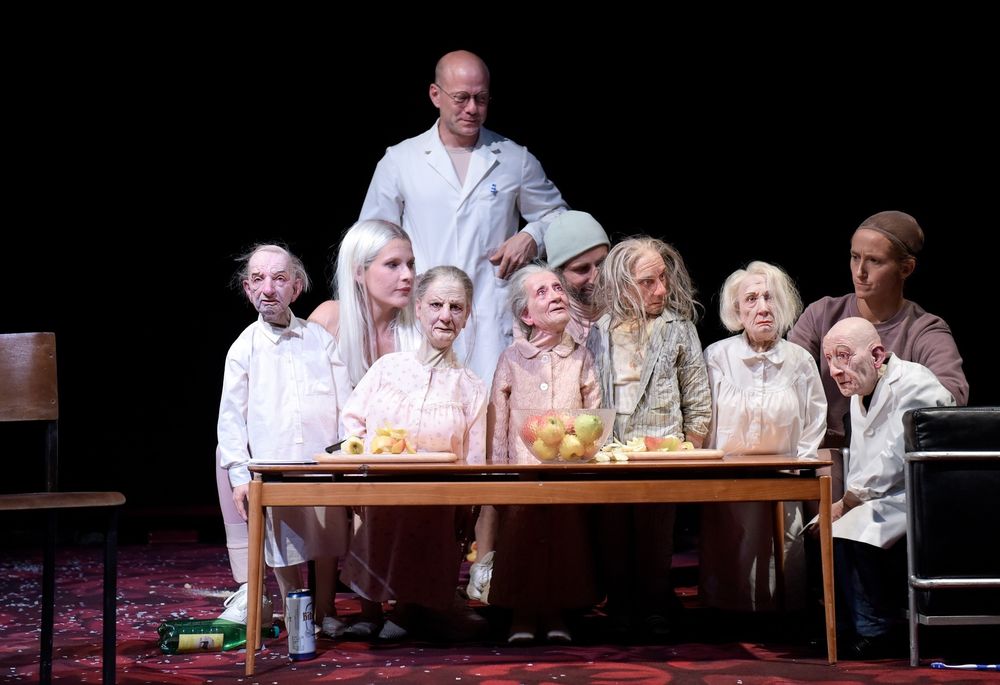 Bewohner – Auf dem Bild: Anna Menzel, Sebastian Fortak, Christoph Levermann, Magda Lena Schlott – Foto: Thomas Aurin