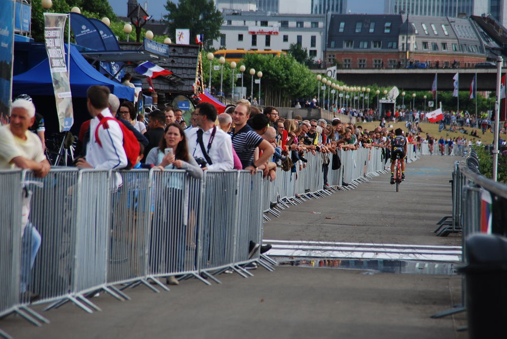 Auch entlang des Rheins werden die Sportler angefeuert. (Foto: youpod)