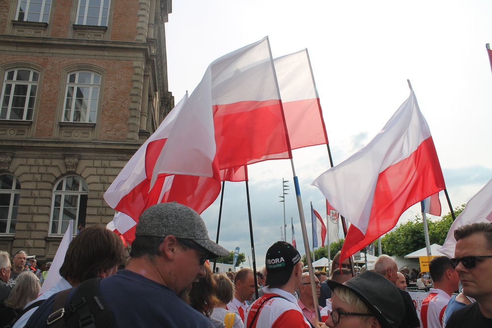 Auch eine große Gruppe polnischer Fans war beim Auftakt. (Foto: youpod)