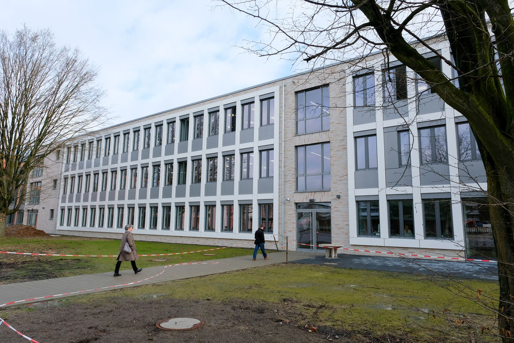 Außenansicht: Der neue Erweiterungsbau des Cecilien-Gymnasiums. (Foto: Landeshauptstadt Düsseldorf/Michael Gstettenbauer)