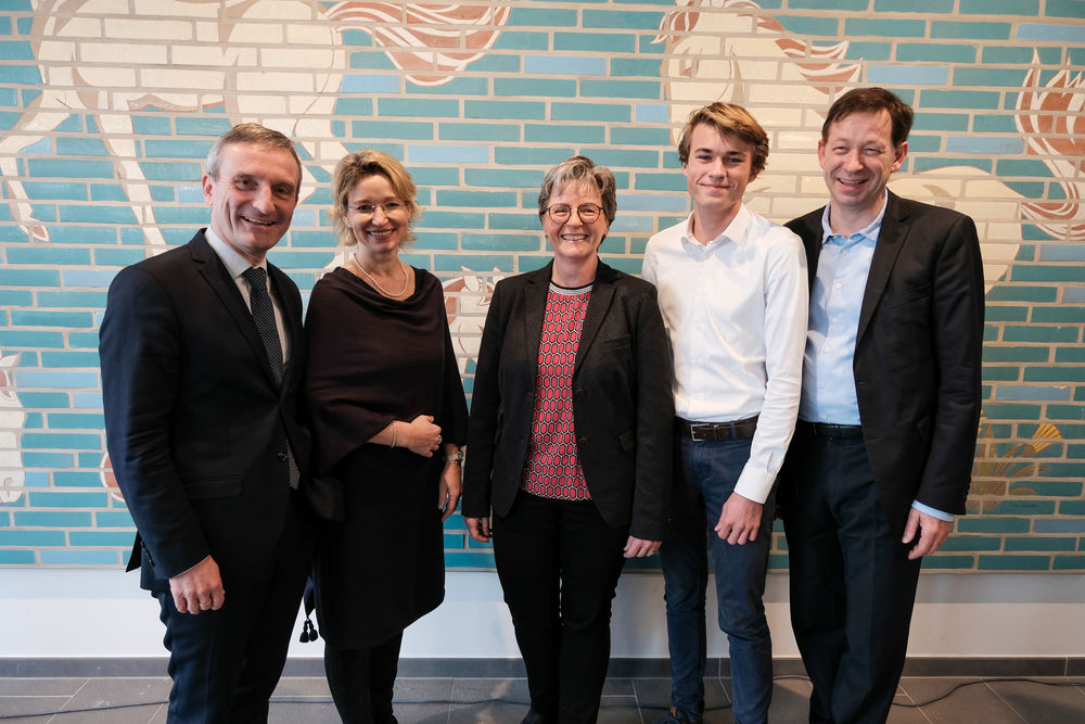Eröffnung des Erweiterungsbaus am Cecilien-Gymnasiums mit: OB Thomas Geisel, Schulleiterin Rita Becker, Schulverwaltungsamtsleiterin Dagmar Wandt, Schülersprecher Clemens Wemmer und Stadtdirektor Burkhard Hintzsche (Foto: Landeshauptstadt Düsseldorf/Michael Gstettenbauer)