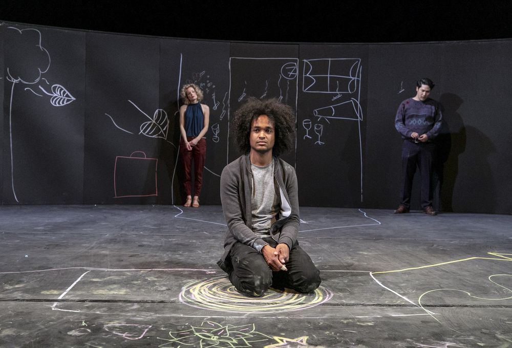 Mr. Nobody – Gezeichnet vom bunten Leben Auf dem Bild: Natalie Hanslik, Jonathan Gyles, Paul Jumin Hoffmann – Foto: David Baltzer