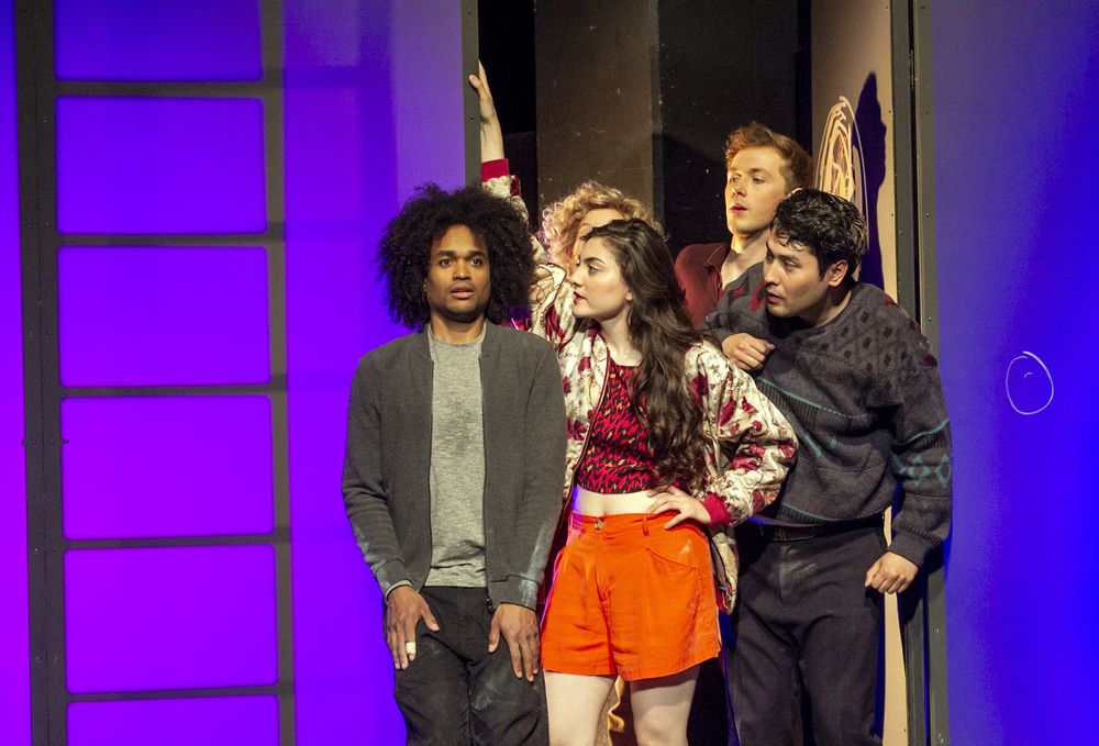 Auf dem Bild: Jonathan Gyles, Natalie Hanslik, Selin Dörtkardeş, Eduard Lind, Paul Jumin Hoffmann – Foto: David Baltzer Auf dem Bild: Jonathan Gyles, Natalie Hanslik, Selin Dörtkardeş, Eduard Lind, Paul Jumin Hoffmann – Foto: David Baltzer