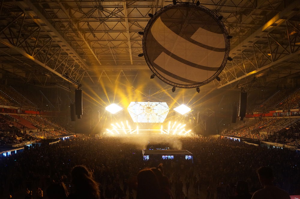 Die Mainstage von den Rängen; Foto: Justus B. Die Mainstage von den Rängen; Foto: Justus B.