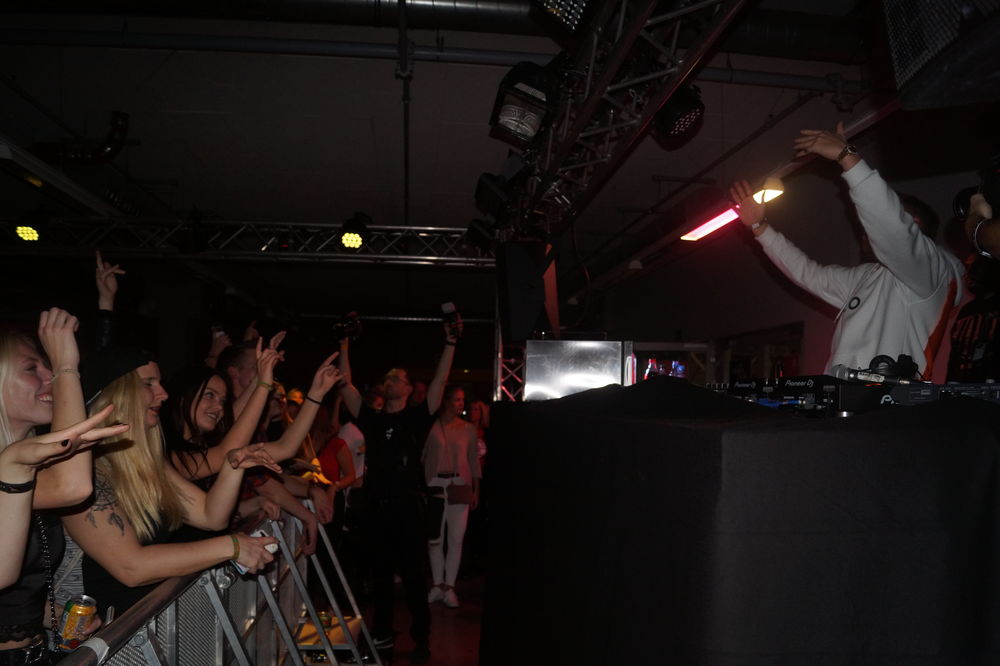Hugel (Bella Ciao Remix) und seine Fans; Foto: Justus B. Hugel (Bella Ciao Remix) und seine Fans; Foto: Justus B.