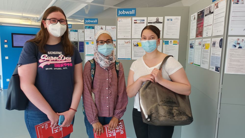 Sonja (18), Layla (19) und Julia (22) (v. l. n. r.): Wir achten bei der Berufswahl im Bereich Wirtschaftschemie auf den Standort, da wir keinen weiten Arbeitsweg haben möchten. Außerdem ist uns ein gutes Arbeitsklima und die Möglichkeit, sich weiterzubilden, wichtig.