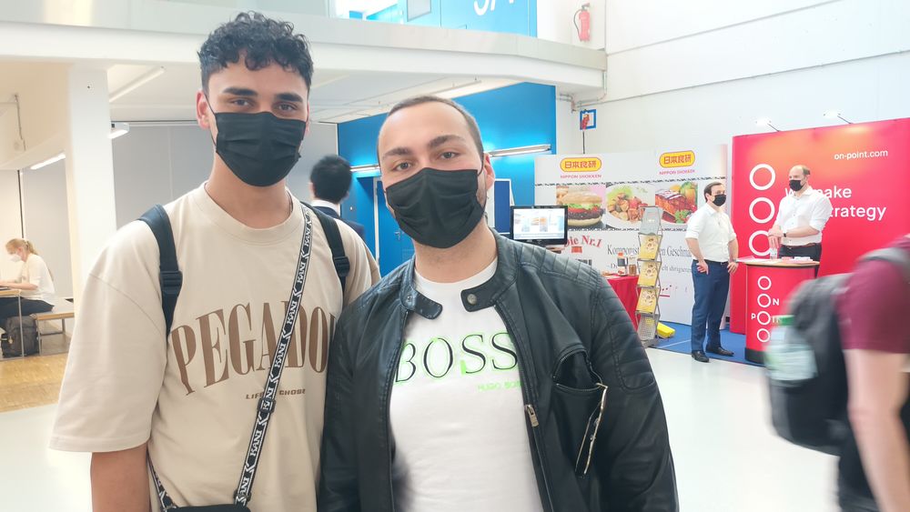 Kerim (links, 21) und Aldo (20): Wir studieren beide Informatik und uns ist es wichtig, dass wir örtlich flexibel arbeiten können. Außerdem suchen wir einen Arbeitgeber mit flachen Hierarchien.