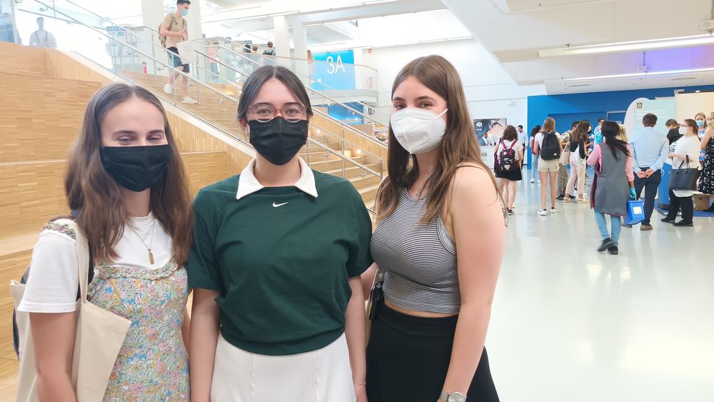 Lara (19), Tamara (20) und Jolina (19) (v. l. n. r.): Uns ist es wichtig, nach unserem Mathe-Studium durch den Job langfristig abgesichert zu sein. Auch das Gehalt, die Aufstiegs- und Weiterbildungsmöglichkeiten spielen dabei eine Rolle. Zudem möchten wir flexibel auch von Zuhause arbeiten können.