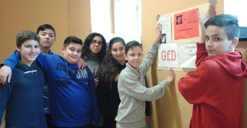 Mit Plakaten machen die GfD-Schüler Werbung für ihren Wunsch nach mehr Gerechtigkeit. jt