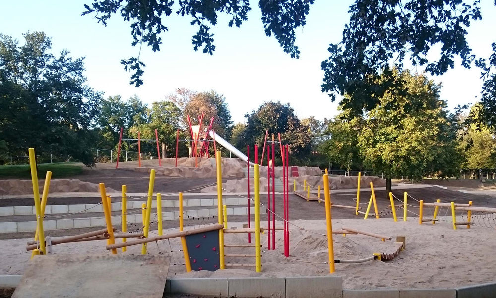 Ein roter Turm als neues Wahrzeichen der Heerdter Freizeitanlage © Landeshauptstadt Düsseldorf/Gartenamt