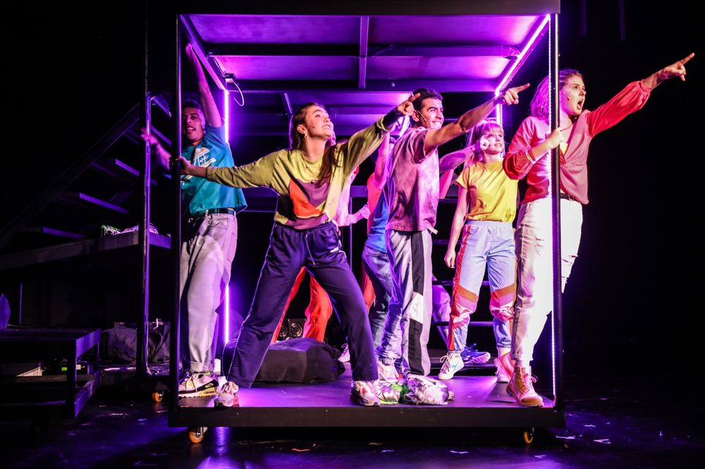 Peer Gynt – Düsseldorfer Jugendliche auf der Suche nach sich selbst Auf dem Bild: Adriano Bennett, Luisa Mages Salgado, Ahmed Shmouki, Vega Fenske, Marion Avgeris – Foto: Melanie Zanin