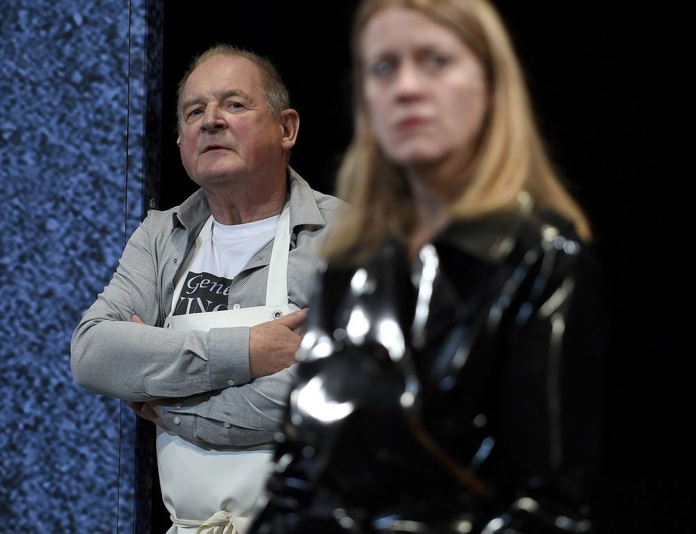 Burghart Klaußner, Caroline Peters – Foto: Sebastian Hoppe