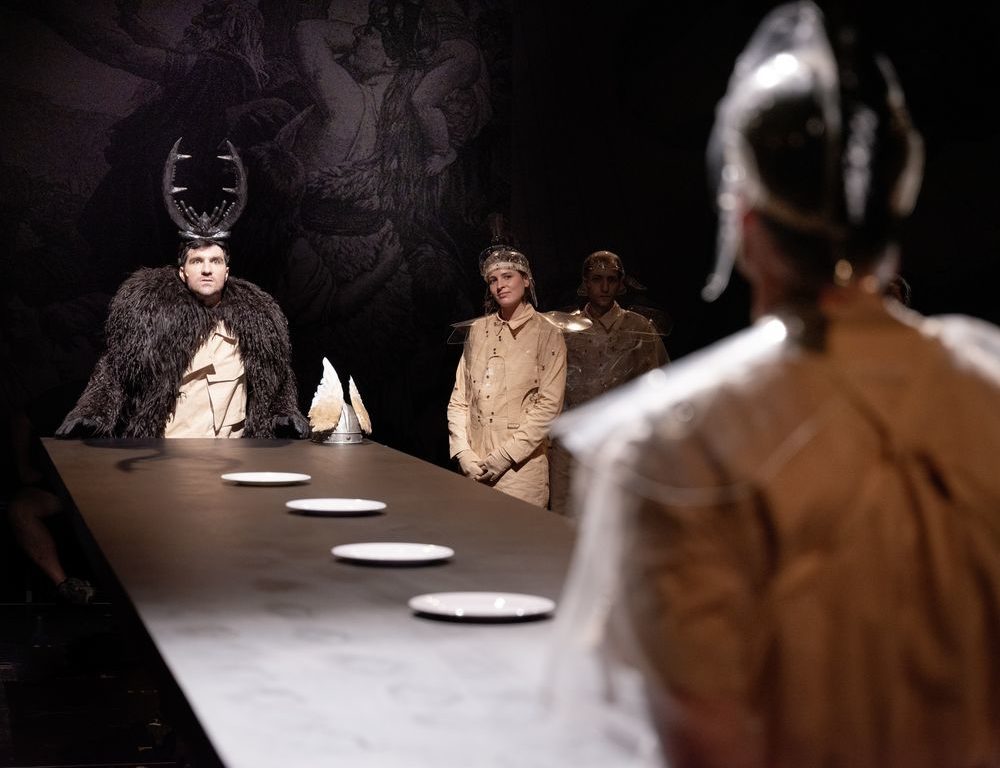 Die Hermannsschlacht – Wer gegen wen? Auf dem Bild: Sean McDonagh, Hannah Müller, Alexander Angeletta, Benjamin Höppner – Foto: Julian Röder