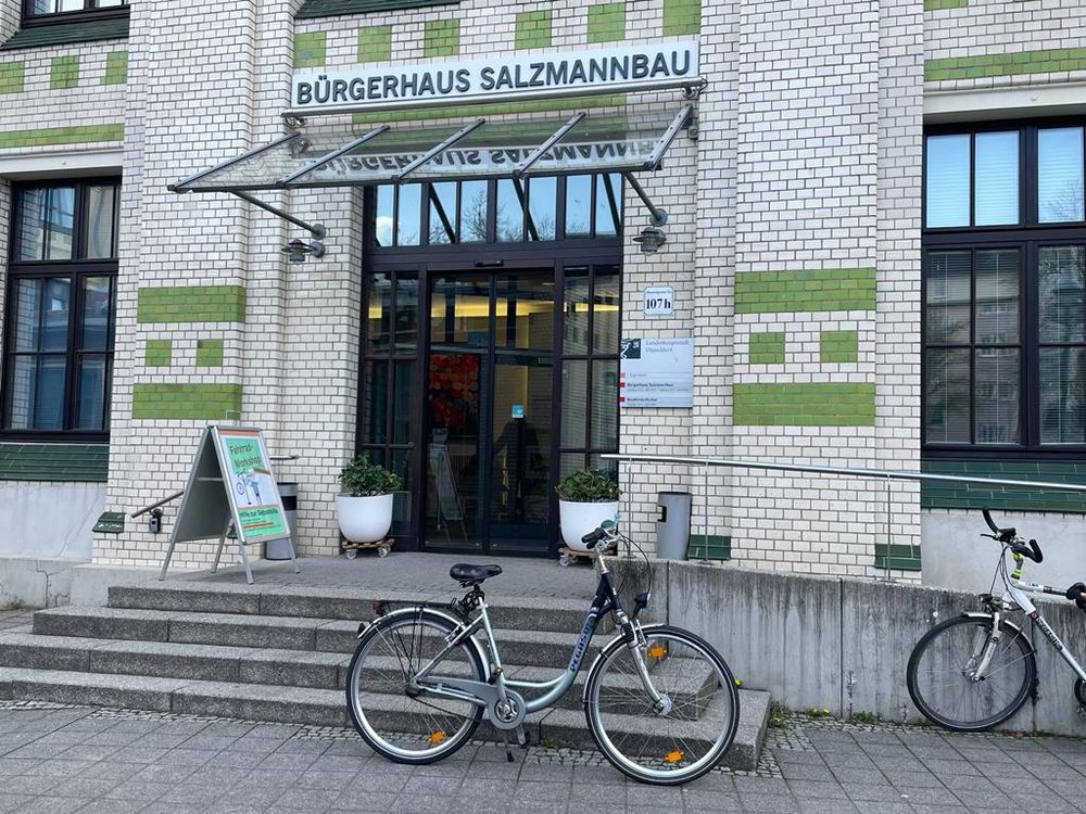 Im Sommer findet die Fahrradwerkstatt vor dem Bürgerhaus statt und wenn es etwas kühler ist findet ihr sie im Eingangsbereich. (Foto: Youpod/Athina)