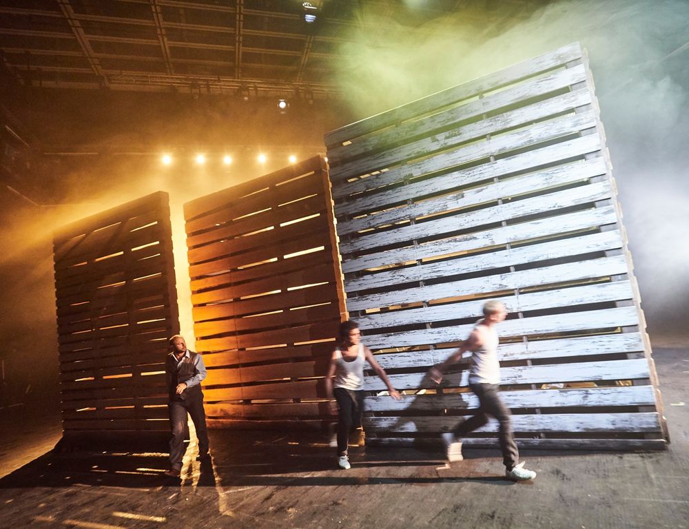 Das Schloss – Auf dem Bild: Moritz Führmann, David Vormweg, Nils Kretschmer – Foto: Thomas Rabsch Das Schloss – Auf dem Bild: Moritz Führmann, David Vormweg, Nils Kretschmer – Foto: Thomas Rabsch