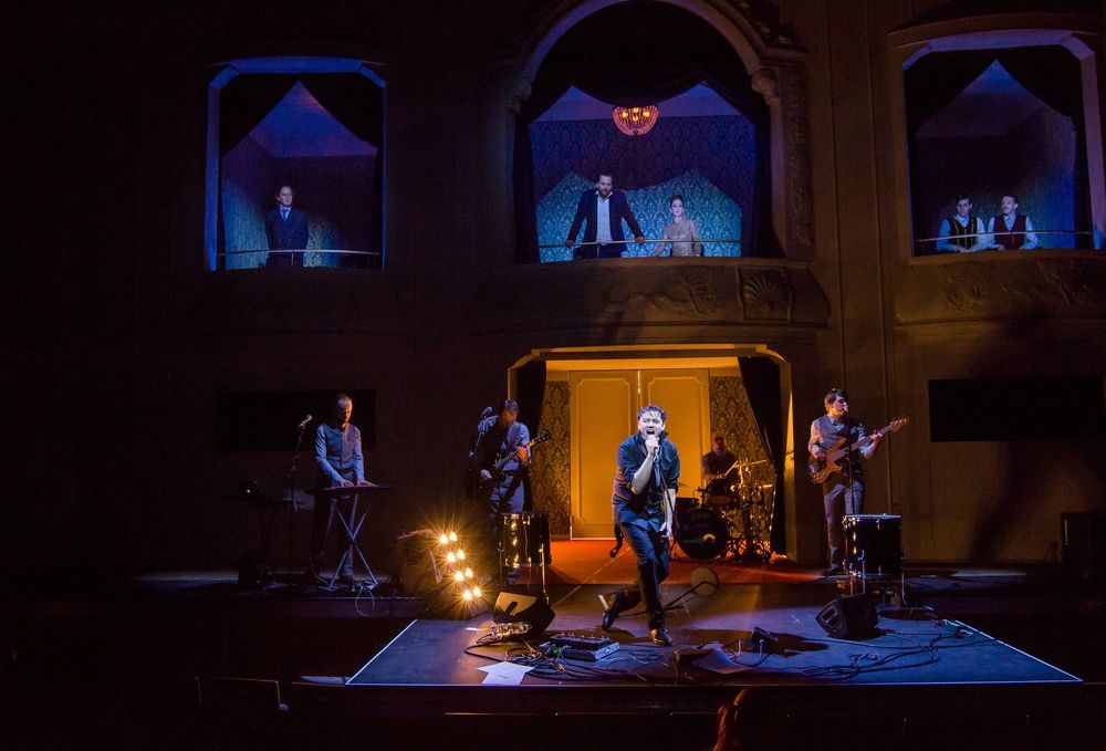 Hamlet – Auf dem Bild: Thomas Wittmann, Christian Erdmann, Claudia Hübbecker, Vincent Sauer, Rudi Grieser (Balkon), Ludwig Bauer (Klavier), Philipp Makolies (Gitarre), Christian Friedel, Christian Grochau (Schlagzeug), Uwe Pasora (Bass) – Foto: Sandra Then Hamlet – Auf dem Bild: Thomas Wittmann, Christian Erdmann, Claudia Hübbecker, Vincent Sauer, Rudi Grieser (Balkon), Ludwig Bauer (Klavier), Philipp Makolies (Gitarre), Christian Friedel, Christian Grochau (Schlagzeug), Uwe Pasora (Bass) – Foto: Sandra Then