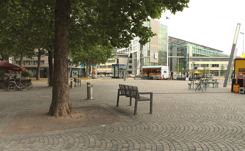Auf dem Oberbilker Markt ragen nun schräge Lampen nach oben. Yasin.jpg