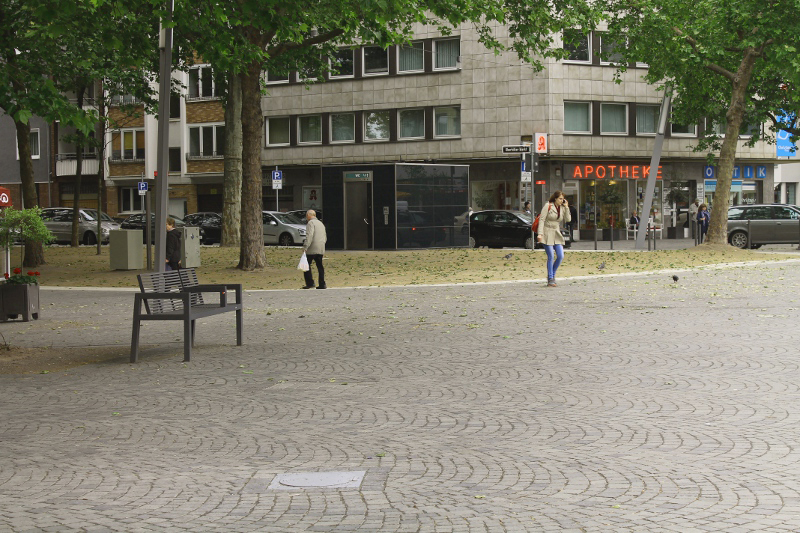 Auf dem Oberbilker Markt ragen nun schräge Lampen nach oben. Yasin.jpg