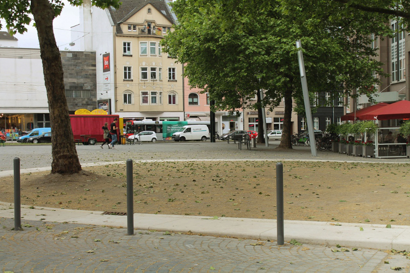 Auf dem Oberbilker Markt ragen nun schräge Lampen nach oben. Yasin.jpg