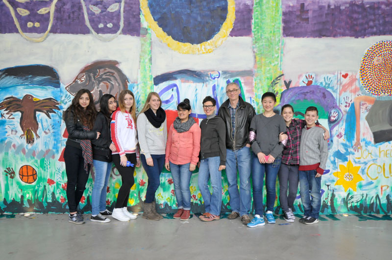 Sie malten einzelne und ein gemeinsames Wandbild. Hier ein Teil der Truppe. Jugendprojekt Matassa Sie malten einzelne und ein gemeinsames Wandbild. Hier ein Teil der Truppe. Jugendprojekt Matassa