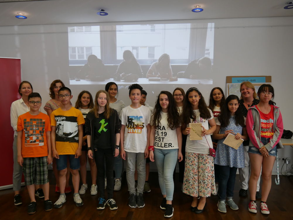 "Und so endet meine Geschichte" – Abschlussveranstaltung der SCHREIBBAR Die Jugendlichen nahmen an der SCHREIBBAR teil. (Foto: Literaturbüro NRW)