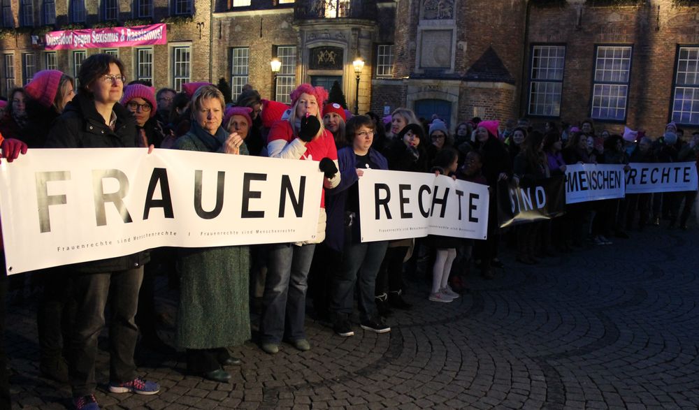 One Billion Rising — Tanzen zum Stopp von Gewalt gegen Frauen Frauenrechte sind Menschenrechte. Bei der Aktion „One Billion Rising“ tanzen Frauen für ihre Rechte. Jede Gruppe lief mit einem Banner aus verschiedenen Straßen auf den Marktplatz zu. (Foto: Jonathan)