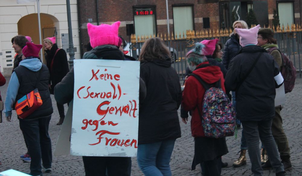 Zuvor haben sich schon einige der Frauen dort versammelt. (Foto: Jonathan) Zuvor haben sich schon einige der Frauen dort versammelt. (Foto: Jonathan)