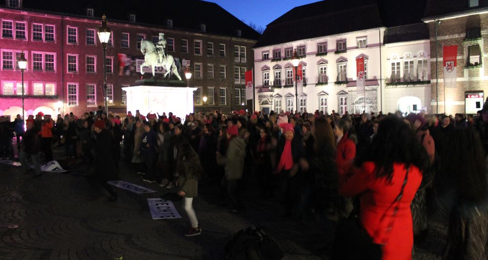 Kurze Zeit später wurden die Banner niedergelegt und alle tanzten. Es haben sich auch einige Zuschauer entschlossen mitzumachen. (Foto: Jonathan) Kurze Zeit später wurden die Banner niedergelegt und alle tanzten. Es haben sich auch einige Zuschauer entschlossen mitzumachen. (Foto: Jonathan)