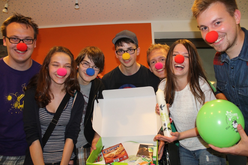 Katholische Jugend macht Düsseldorf schöner Mit Spannung hat die KjG St. Suitbertus aus Bilk ihre Box geöffnet: Sie hilft in der Spieloase. youpod