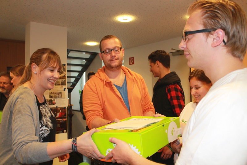 Der BDKJ aus Düsseldorf hat die Pakete mit den Aufträgen am Donnerstagnachmittag an die Teilnehmer verteilt. youpod Der BDKJ aus Düsseldorf hat die Pakete mit den Aufträgen am Donnerstagnachmittag an die Teilnehmer verteilt. youpod