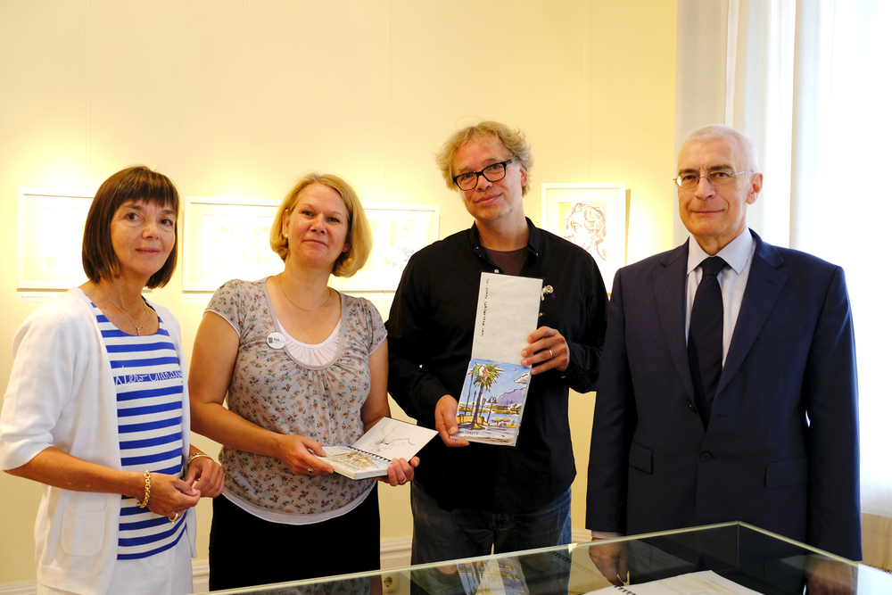 Museumsdirektor Prof. Dr. Wingertszahn (re.) stellt mit Dr. Heike Spies (li.) und den Urban Sketchers Stefanie Adolf und Carsten Tiemessen die Ausstellung vor. (Foto: Christina Behrens) Museumsdirektor Prof. Dr. Wingertszahn (re.) stellt mit Dr. Heike Spies (li.) und den Urban Sketchers Stefanie Adolf und Carsten Tiemessen die Ausstellung vor. (Foto: Christina Behrens)