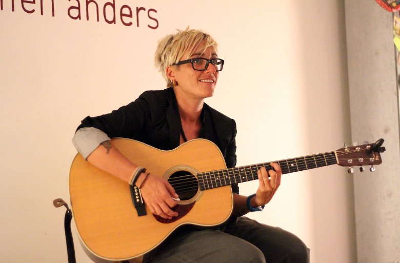 Elli Erl bei ihrem Auftritt im PULS. PULS